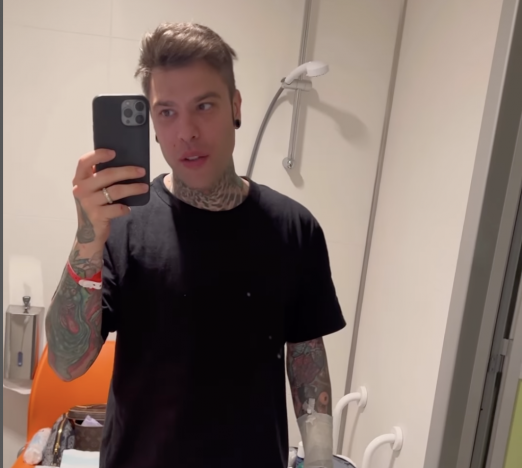 Fedez Nudo Mostra L Incredibile Tatuaggio Il Significato Tiscali