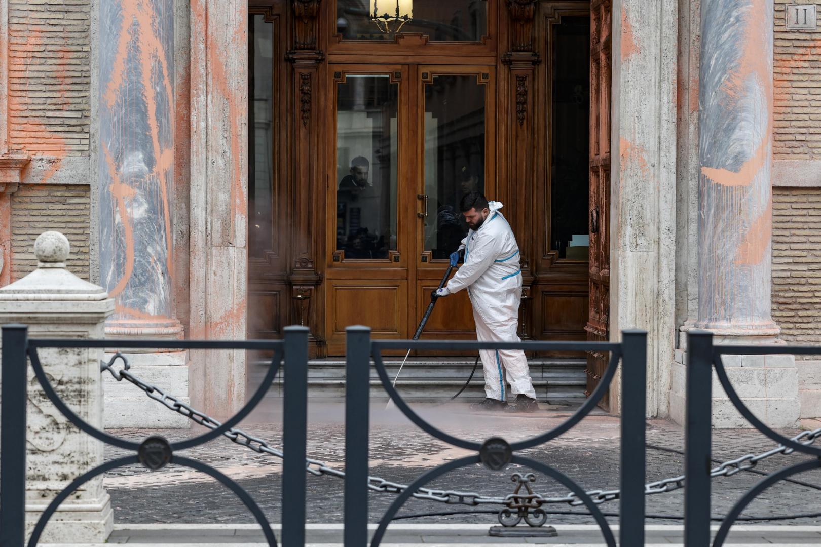 Blitz Ambientalista Imbrattata La Facciata Del Senato Contro