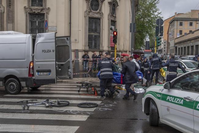 Donna In Bici Travolta E Uccisa Da Una Betoniera Tiscali Notizie